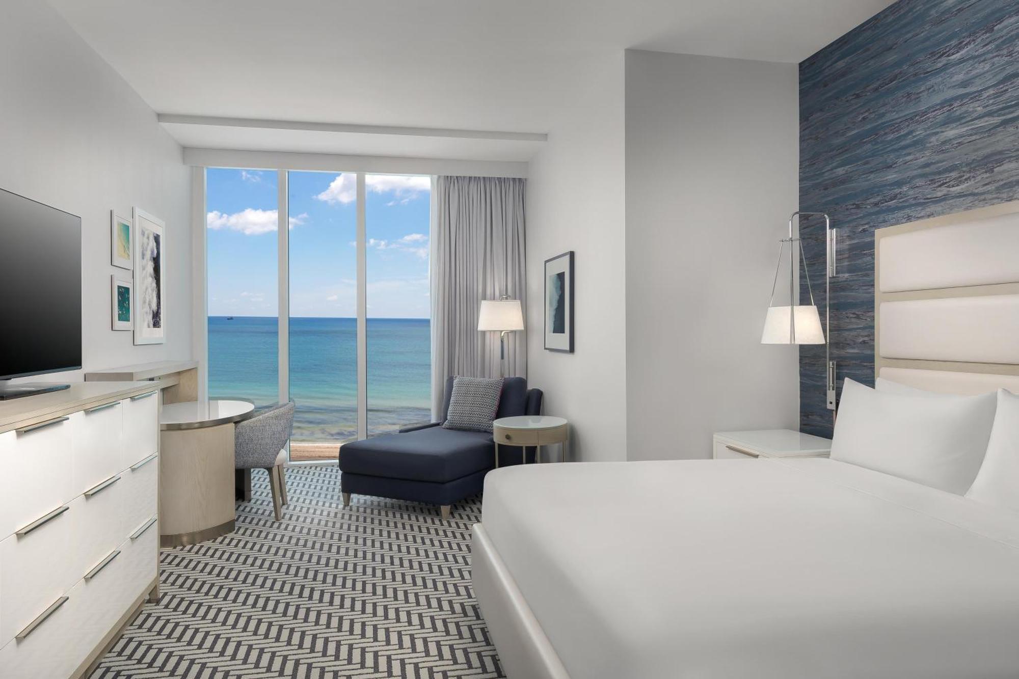 King Room with Bath Tub and Oceanfront - Mobility Accessible