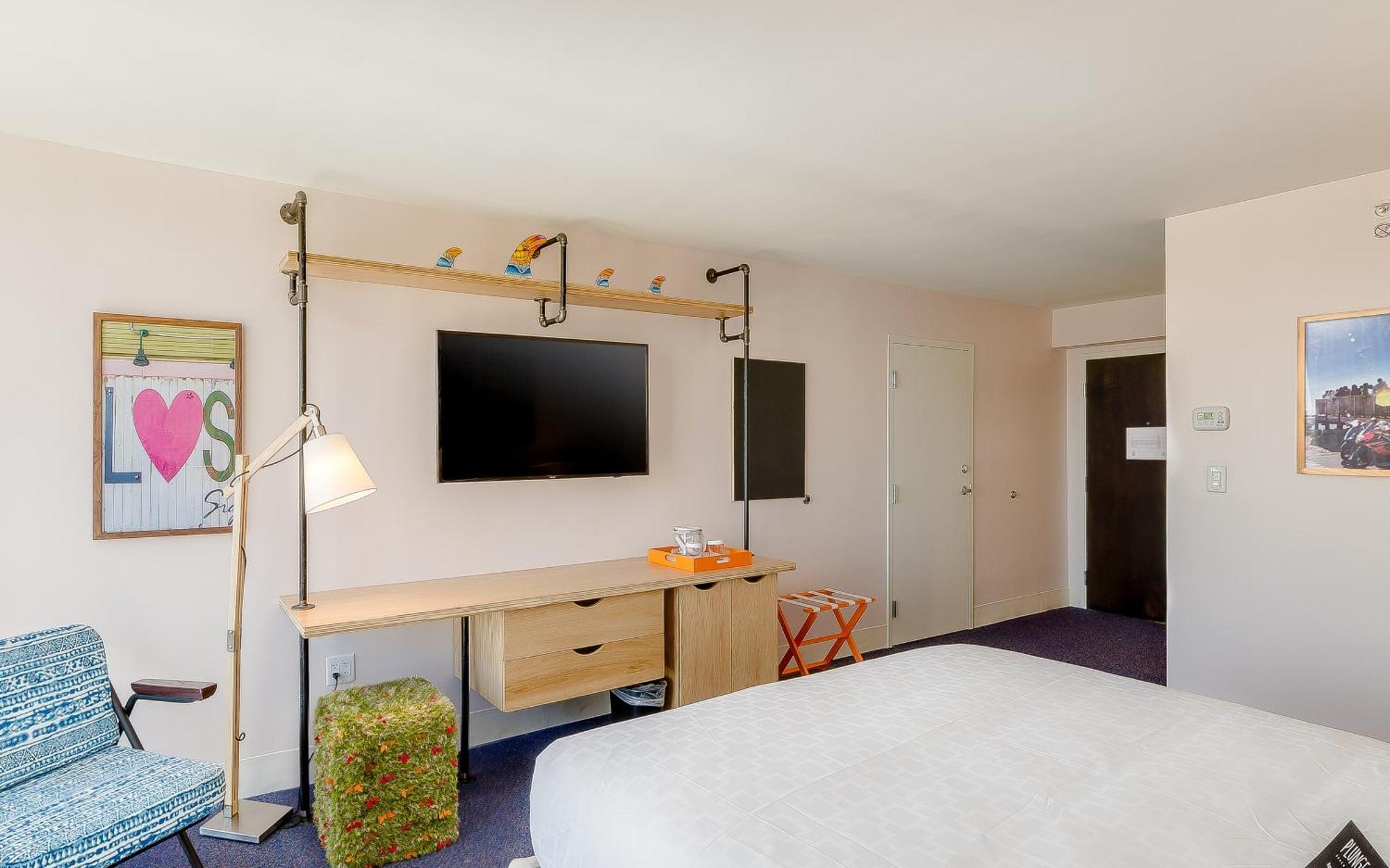 King Room with Roll-In Shower - Disability Access